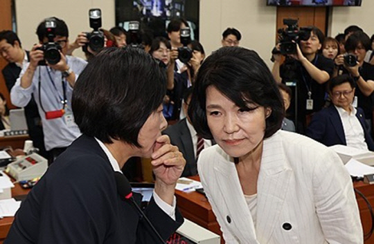 최민희, 인사 안 한 이진숙 귀에 대고 "나와 싸우려 하면 안 돼".<연합뉴스>